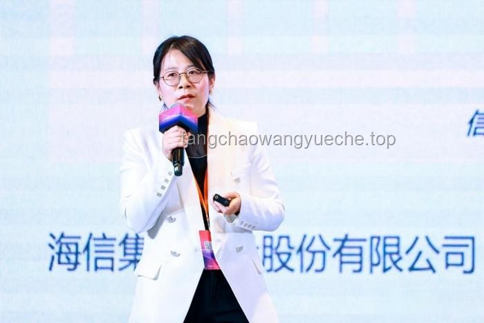 如何应对“张小斐怼脸照展现出的权威美感”引发的审美讨论及自我提升